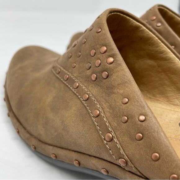 Sofft Tan Suede Nubuck leather copper stud heeled clogs mules neutral womens 9.5 - Picture 7 of 11